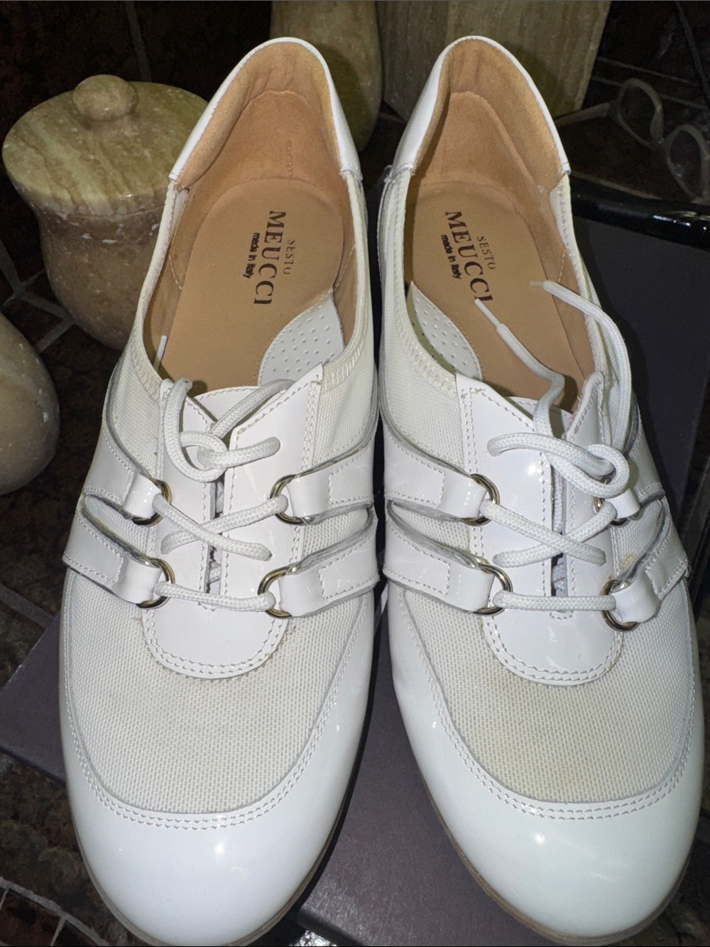 NM Sesto Meucci Bonnie Sneakers size 8.5N White patent. Pre-Owned gently worn